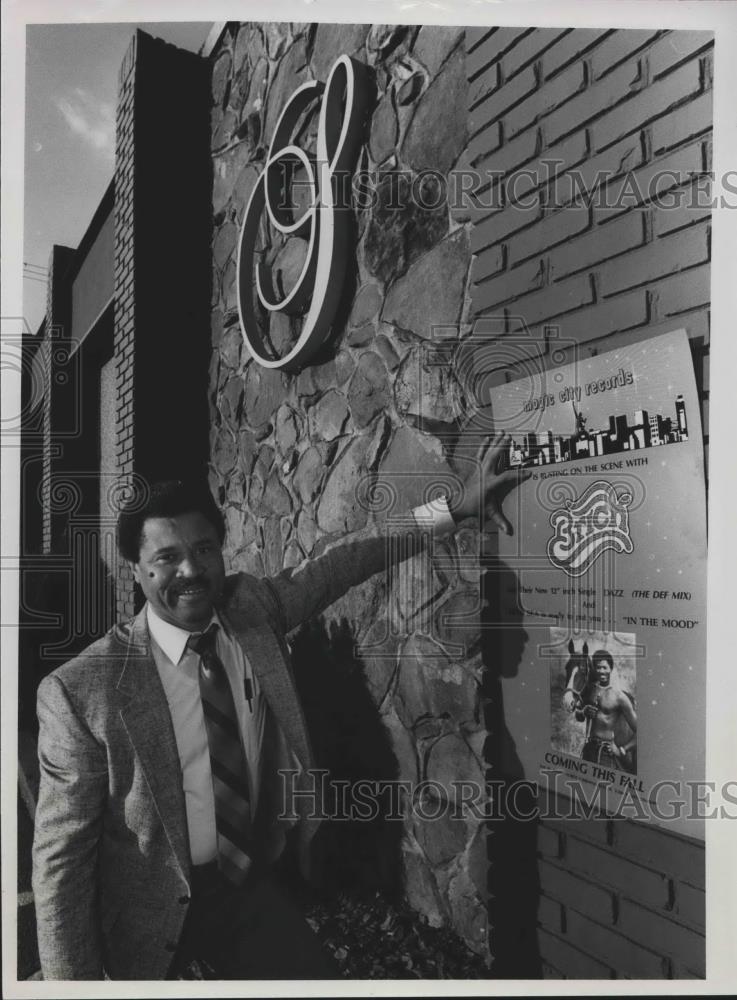 1987 Press Photo John Ray, owner of Sebastians points to poster in Birmingham - Historic Images