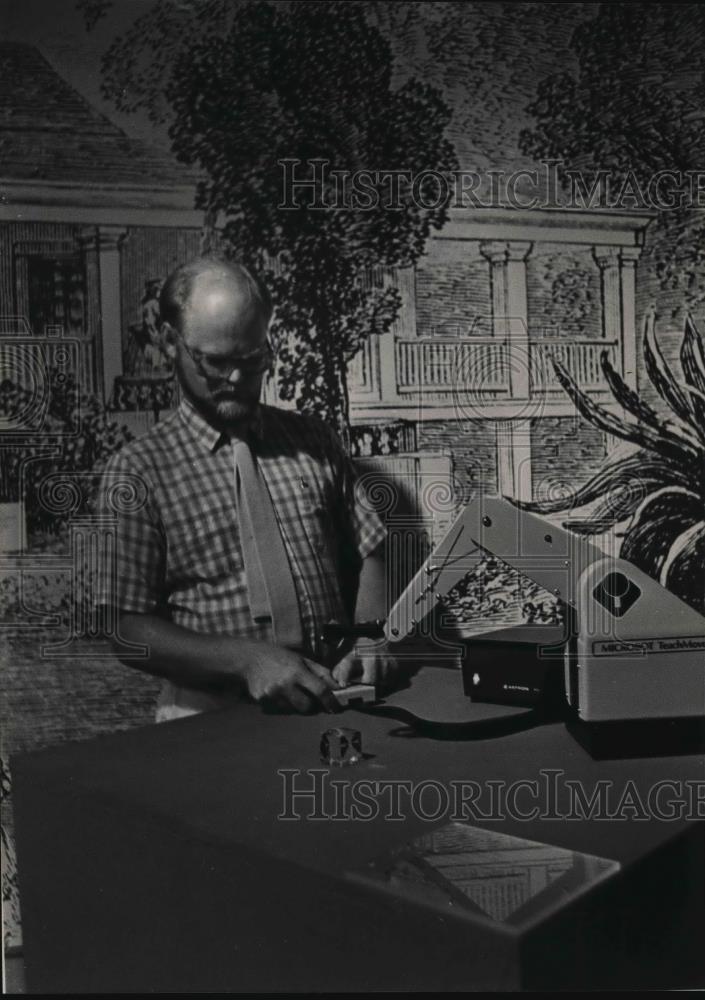 1984 Press Photo Unidentified man working with robot - abna39289 - Historic Images
