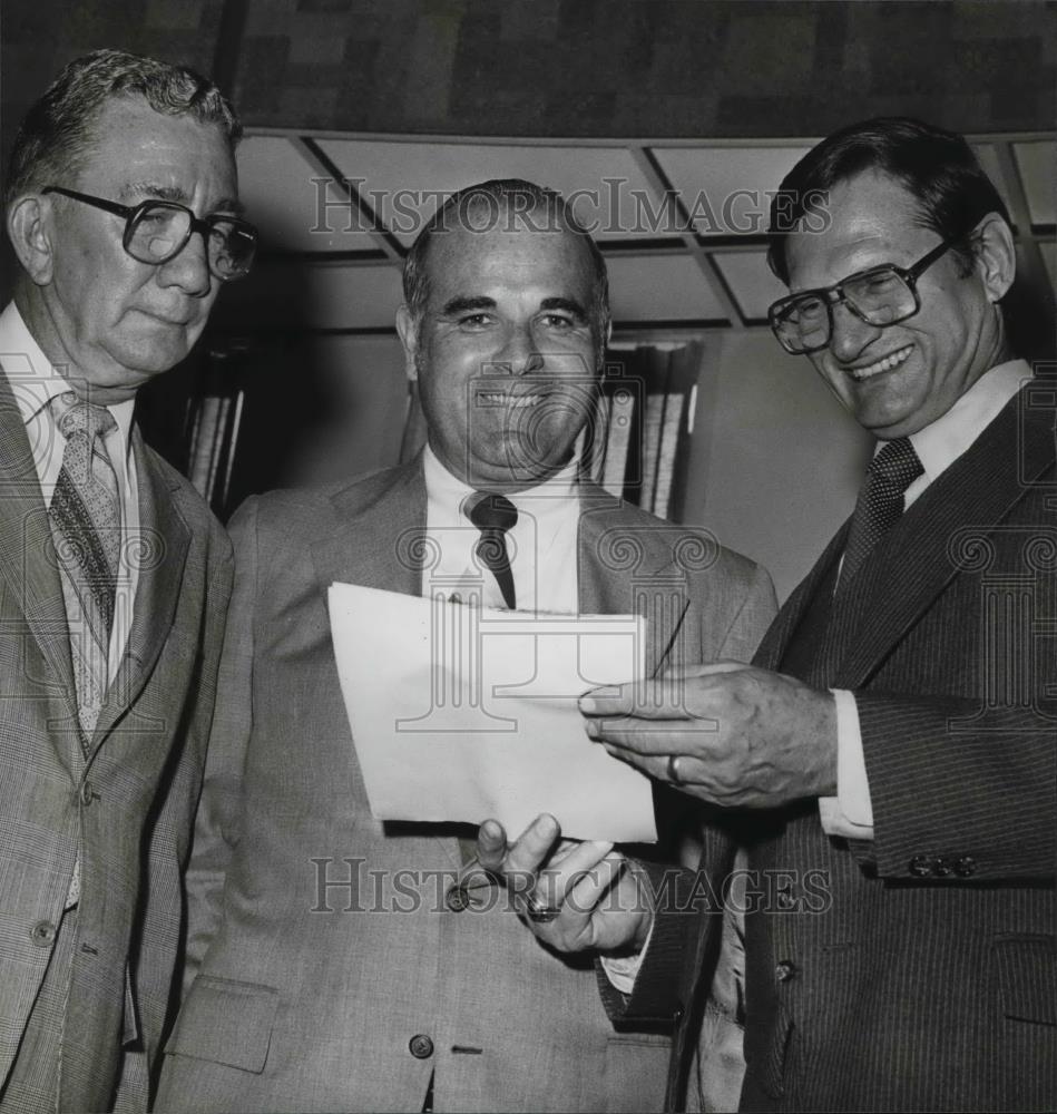 1979 Press Photo Auburn Mayor Don Hayhurst with K. M. Varner, Other at Event - Historic Images