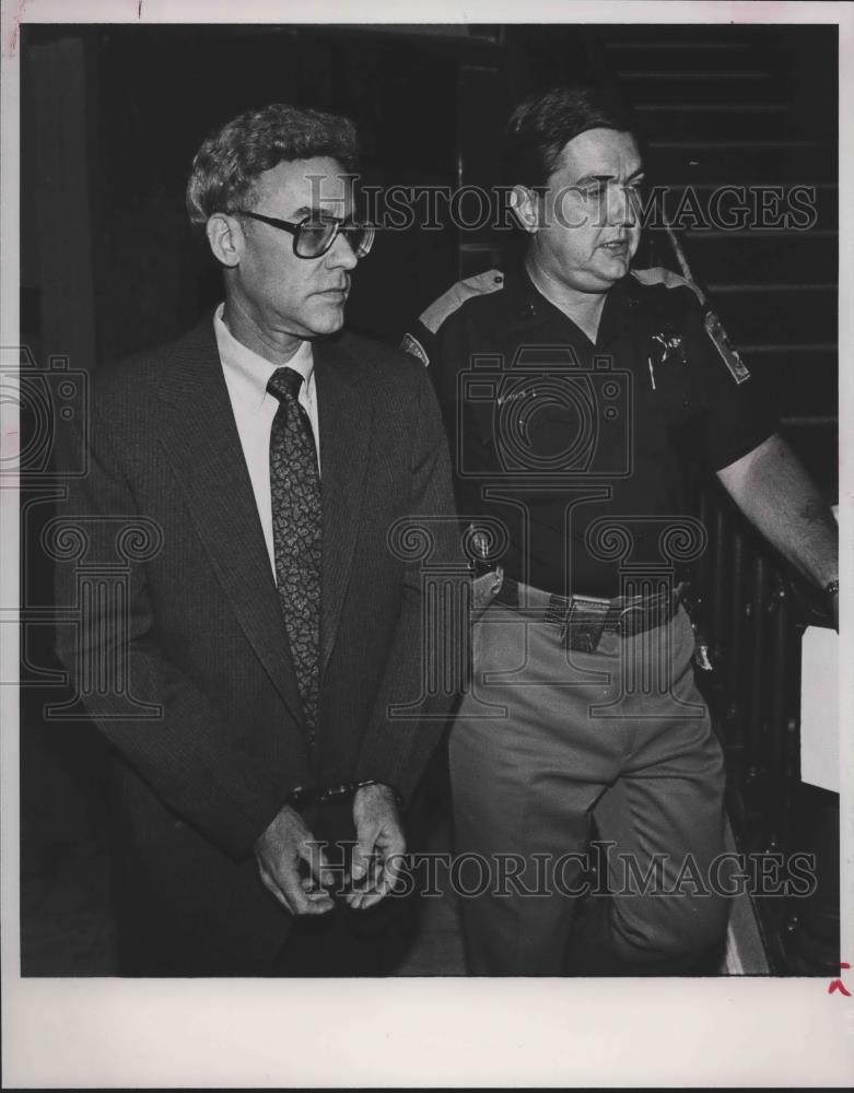 Press Photo William Slagle hearing in Columbiana, Crime with Police Officer - Historic Images