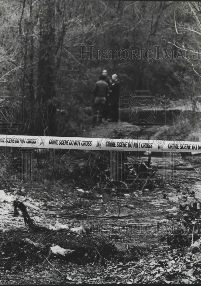 1980 Press Photo Officers investigating area where body was found in Hoover - Historic Images