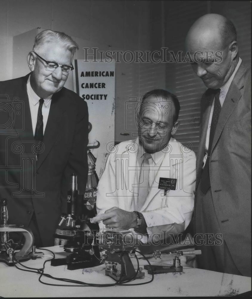 1983 Press Photo TDoctor F. M. Schabel with Others, new Cancer Research Device - Historic Images