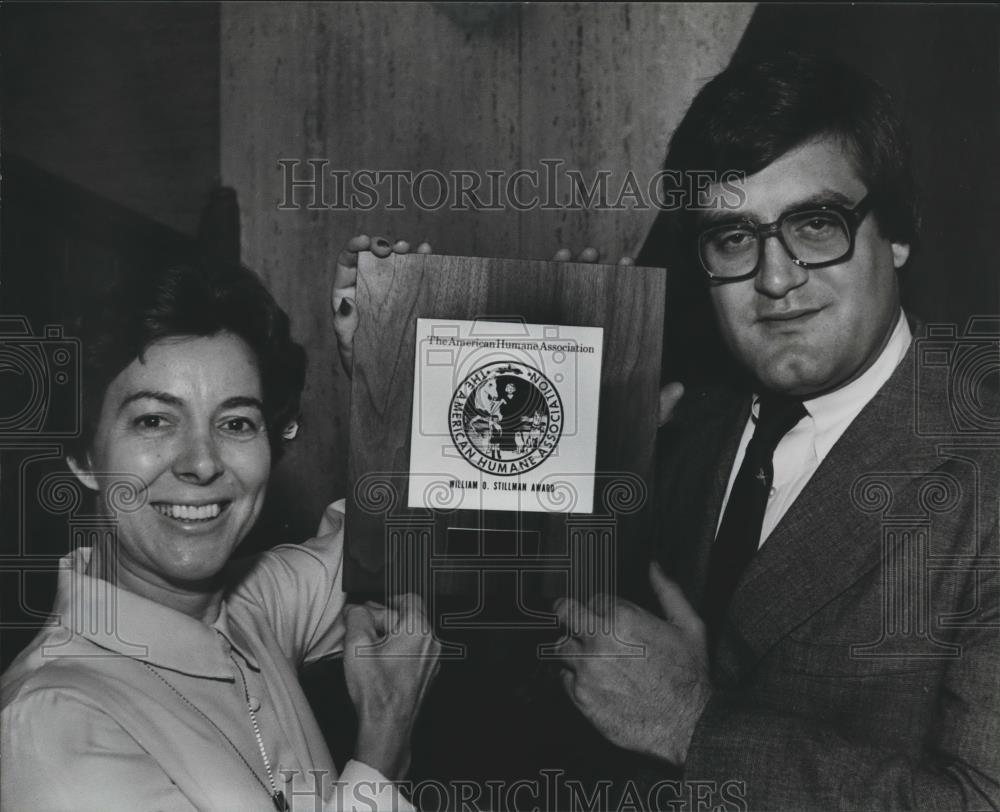 1980 Press Photo Mrs. Robert Hinds presents Stillman award to Tom Heflin - Historic Images