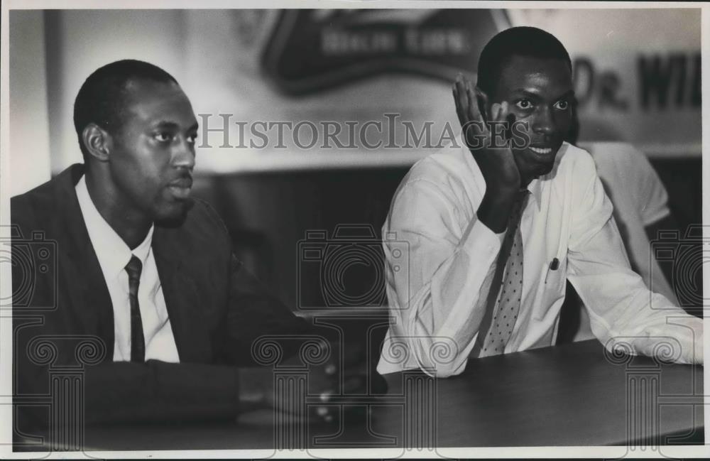 1987 Press Photo Eddie Phillips, Oliver Robinson tells how UAB will beat U of A - Historic Images
