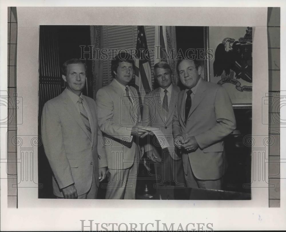 1982 Press Photo Governor Fob James &amp; Tarrant Board of Education, Alabama - Historic Images