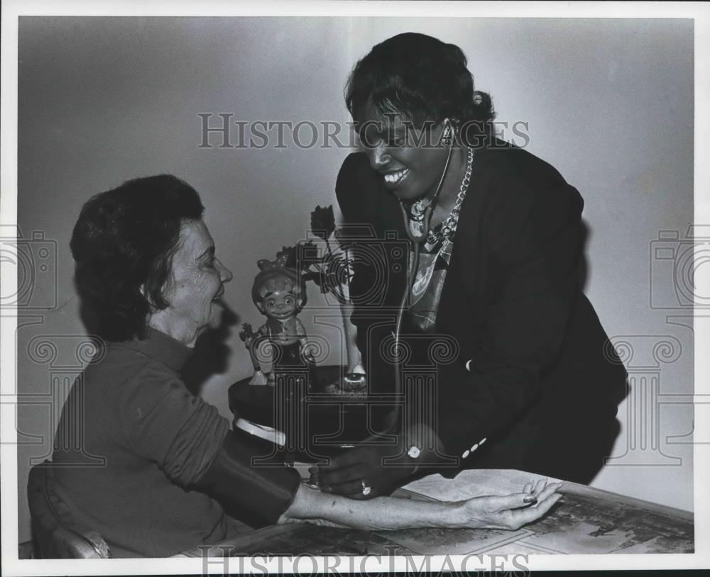 1992 Press Photo Lucy Reeves &amp; Pauline Talley, Woodlawn Nurse, Alabama - Historic Images