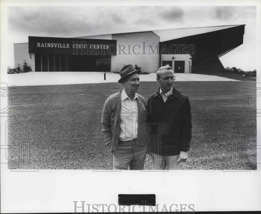 1981 Press Photo Edmond Burke, Roy Sanderson at Rainsville Civic Center, Alabama - Historic Images
