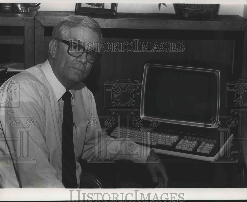 J R Thompson Shelby County Tax Assessor 1985 Vintage Press Photo J r thompson shelby county tax assessor 1985 vintage press photo