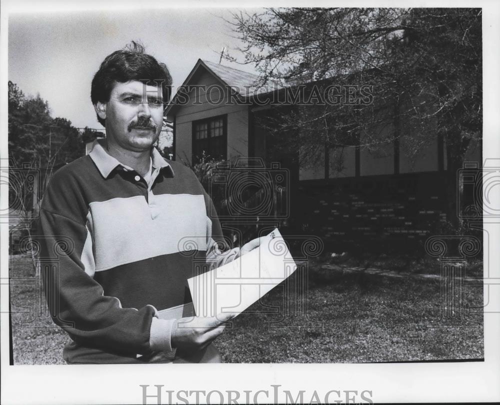 1992 Press Photo Ronald Ternet Holds Disputed Bill From Center Point, Alabama - Historic Images
