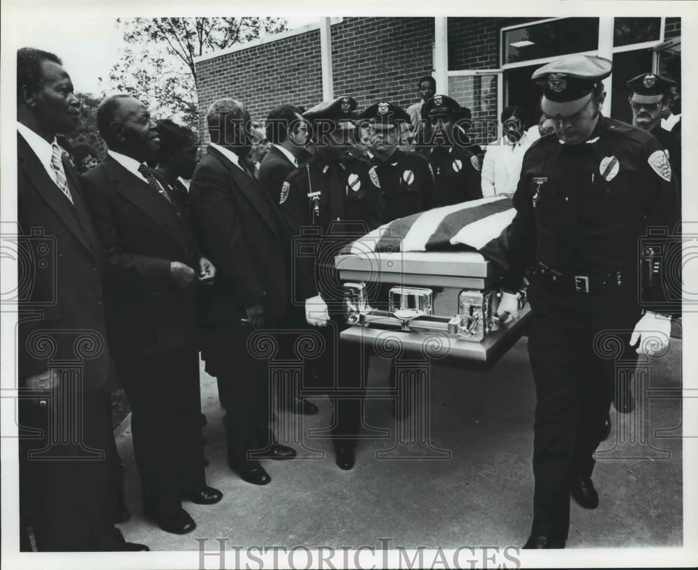 1981 Press Photo Slain Bessemer Policeman Casket Carried Out of Church, Alabama - Historic Images