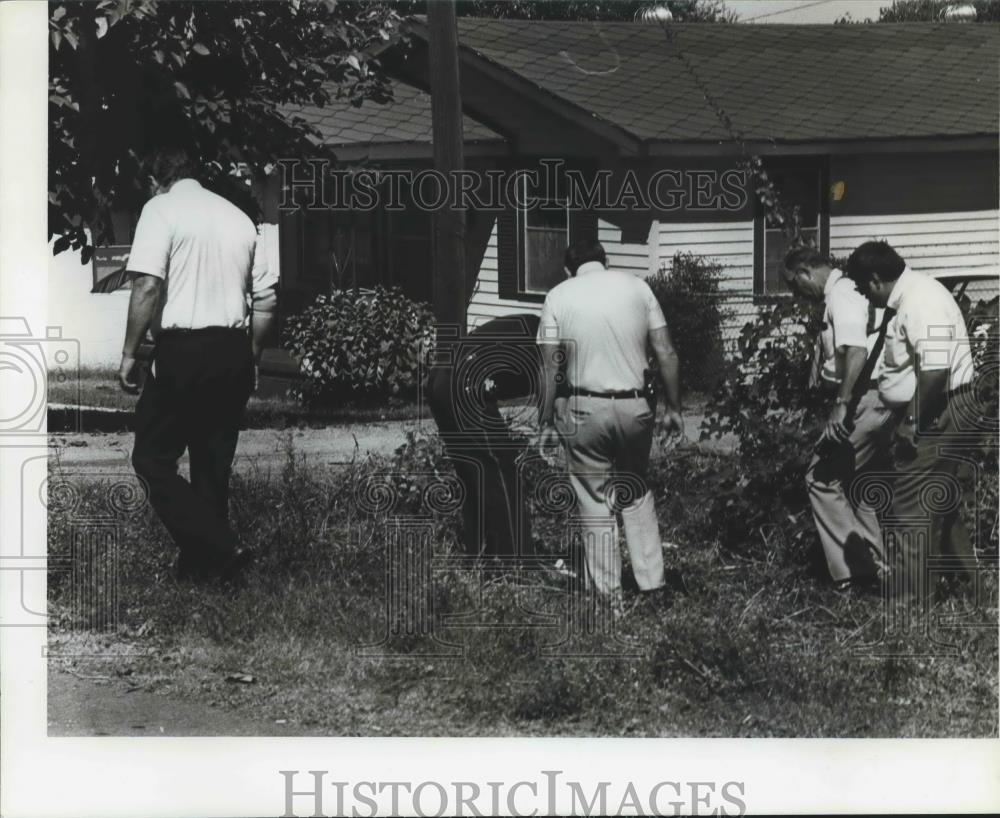 1981 Press Photo Lawmen Search for Gun Used in Policeman&#39;s Murder, Alabama - Historic Images