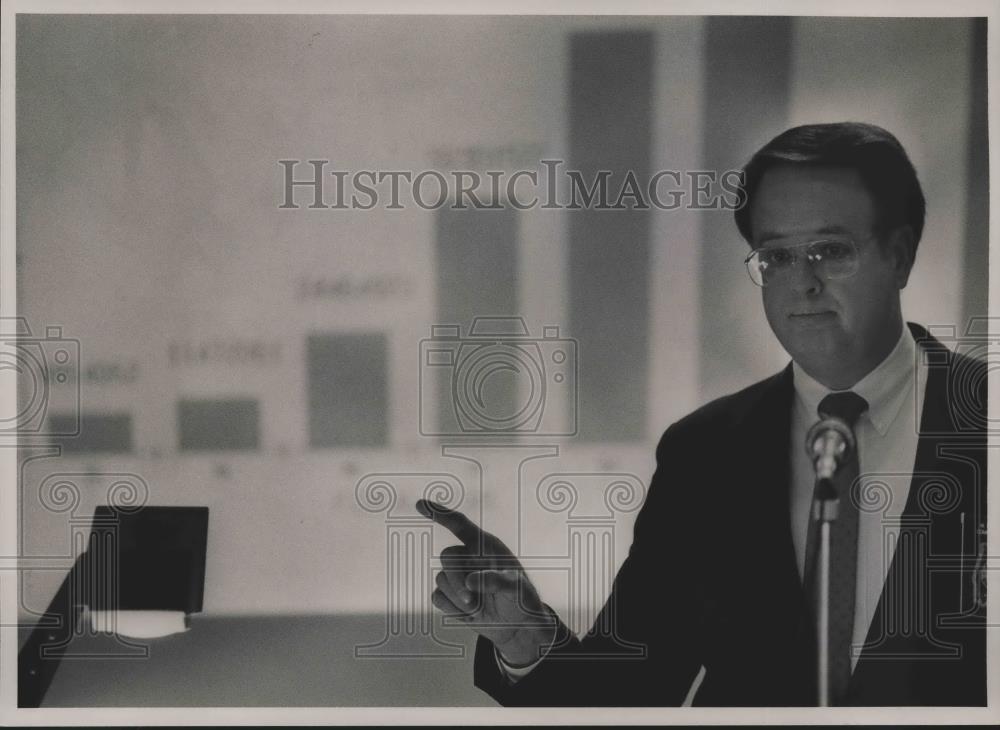 1987 Press Photo Morris Thigpen Alabama State Prison Commissioner, giving speech - Historic Images