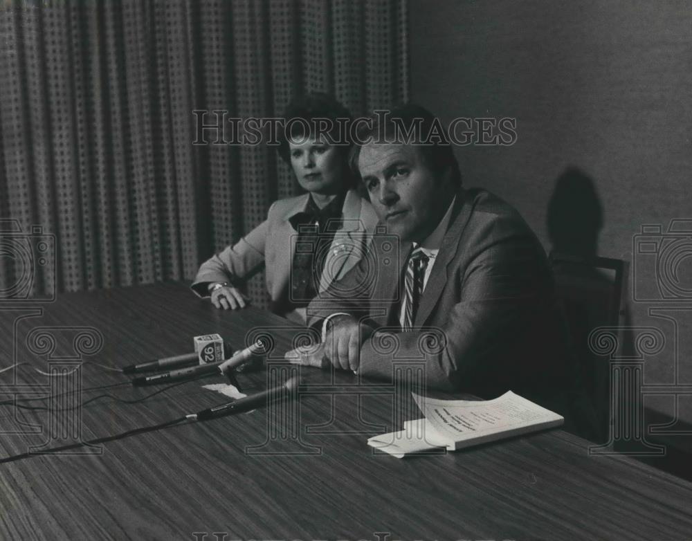 1983 Press Photo Wallace Henley, clergyman & wife Irene, at press conference - Historic Images