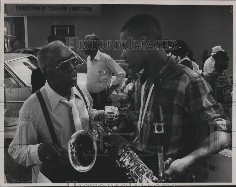 1987 Press Photo Entertainer Erskine Hawkins talks music with Ryan Turner - Historic Images