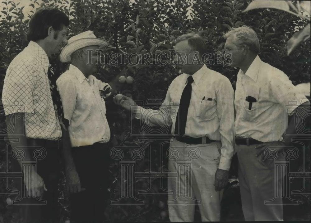 1977 Press Photo Officials Given Tour of Chilton County, Alabama Farm - Historic Images