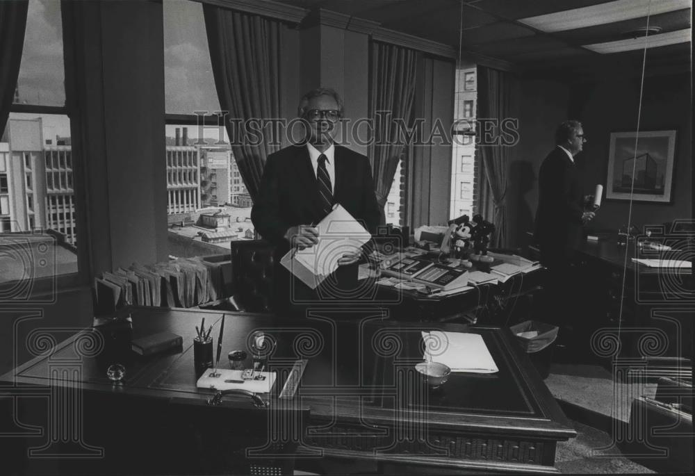 1983 Press Photo Gary Smith, Birmingham, Alabama Business Executive, in Office - Historic Images