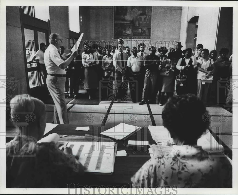 1981 Press Photo Jefferson County, Alabama Assistant Tax Collector Houston Smith - Historic Images