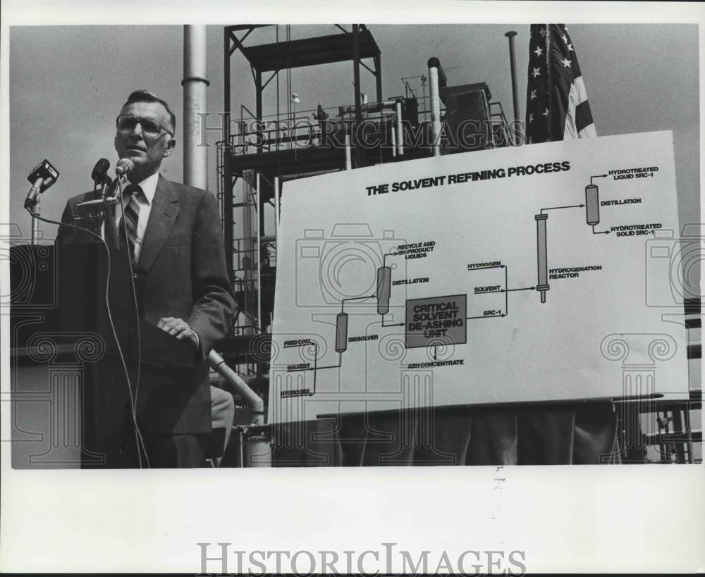 1981 Press Photo Doctor William Harrison at Wilsonville Test Plant Site - Historic Images