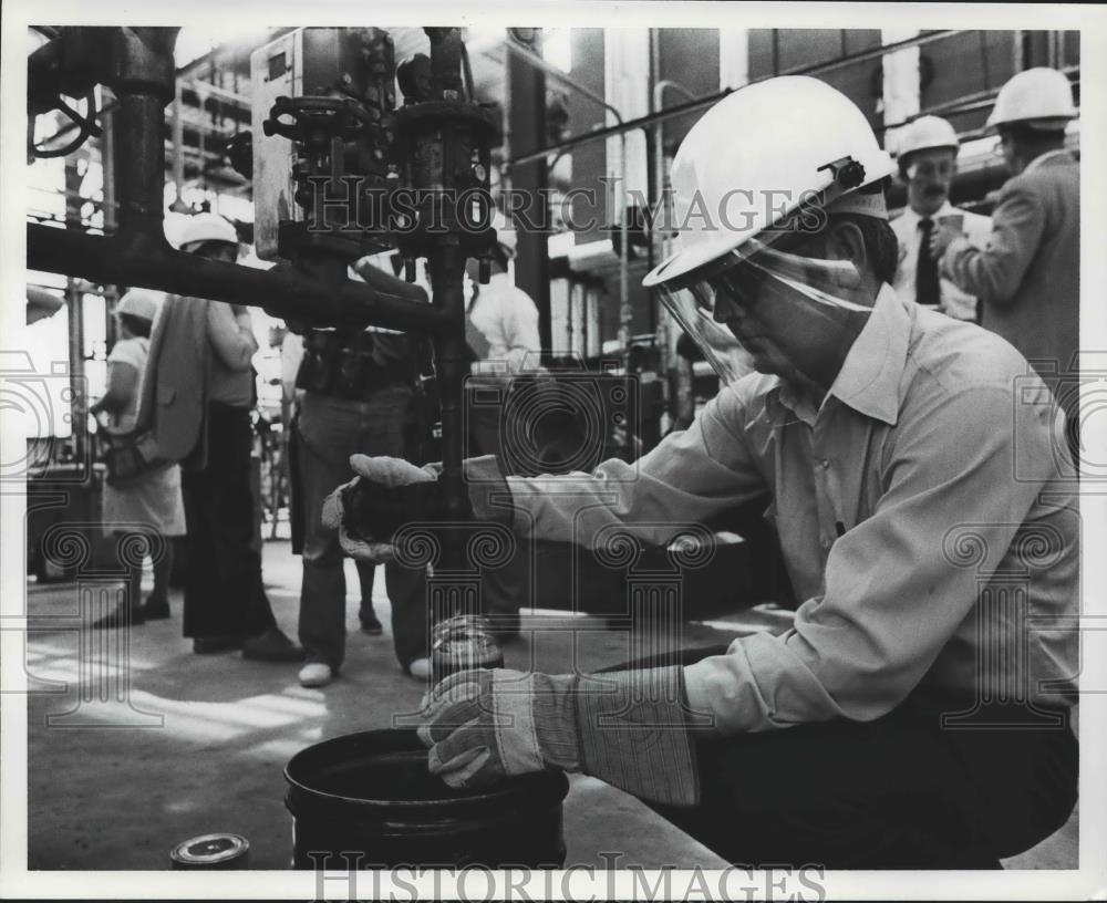 1981 Press Photo Wilsonville Test Plant Site, Wyatt Daniel takes sample - Historic Images