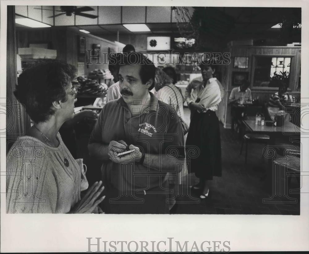 1988 Press Photo Mrs. Garnette Vasilakiss gives order to George Sarris, Owner - Historic Images