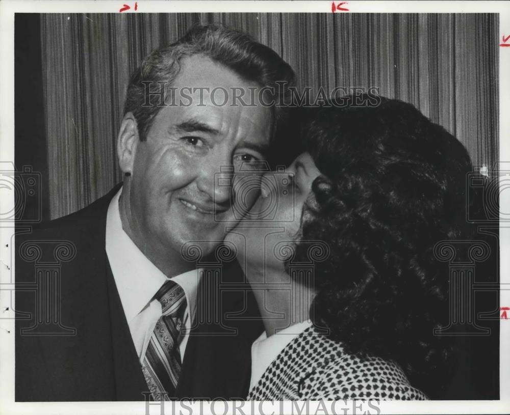 1980 Press Photo Birmingham Police Officer C.T. Spears is Congratulated by Wife - Historic Images