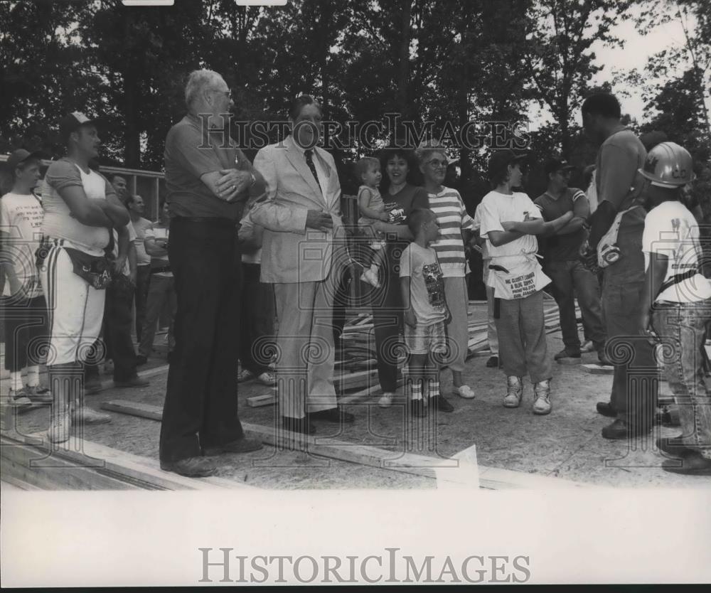 Press Photo Rex Avery and Howell Heflin stand in middle of house construction - Historic Images