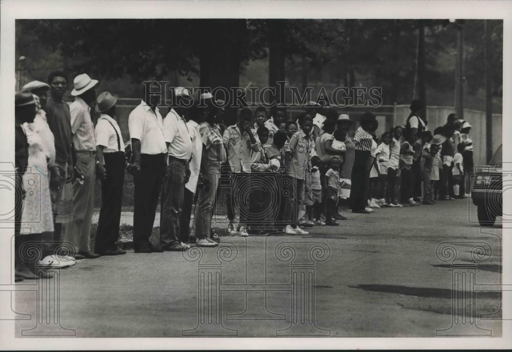 1986 Press Photo Roosevelt City residents joined hands Saturday for a fund drive - Historic Images