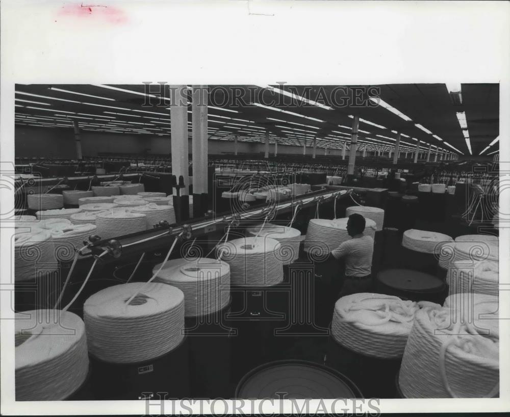 1982 Press Photo J. J. Jones Jr., on production, Avondale Mills&#39; Rockford plant - Historic Images