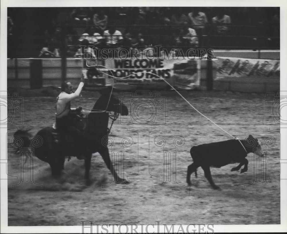 1980 Press Photo Tom Kay of Lawrence, Kansas Calf Roping at the Rodeo - Historic Images