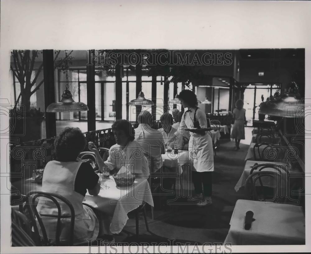 1986 Press Photo Waitress waits on Customers at Silver Spoon Cafe at Riverchase - Historic Images