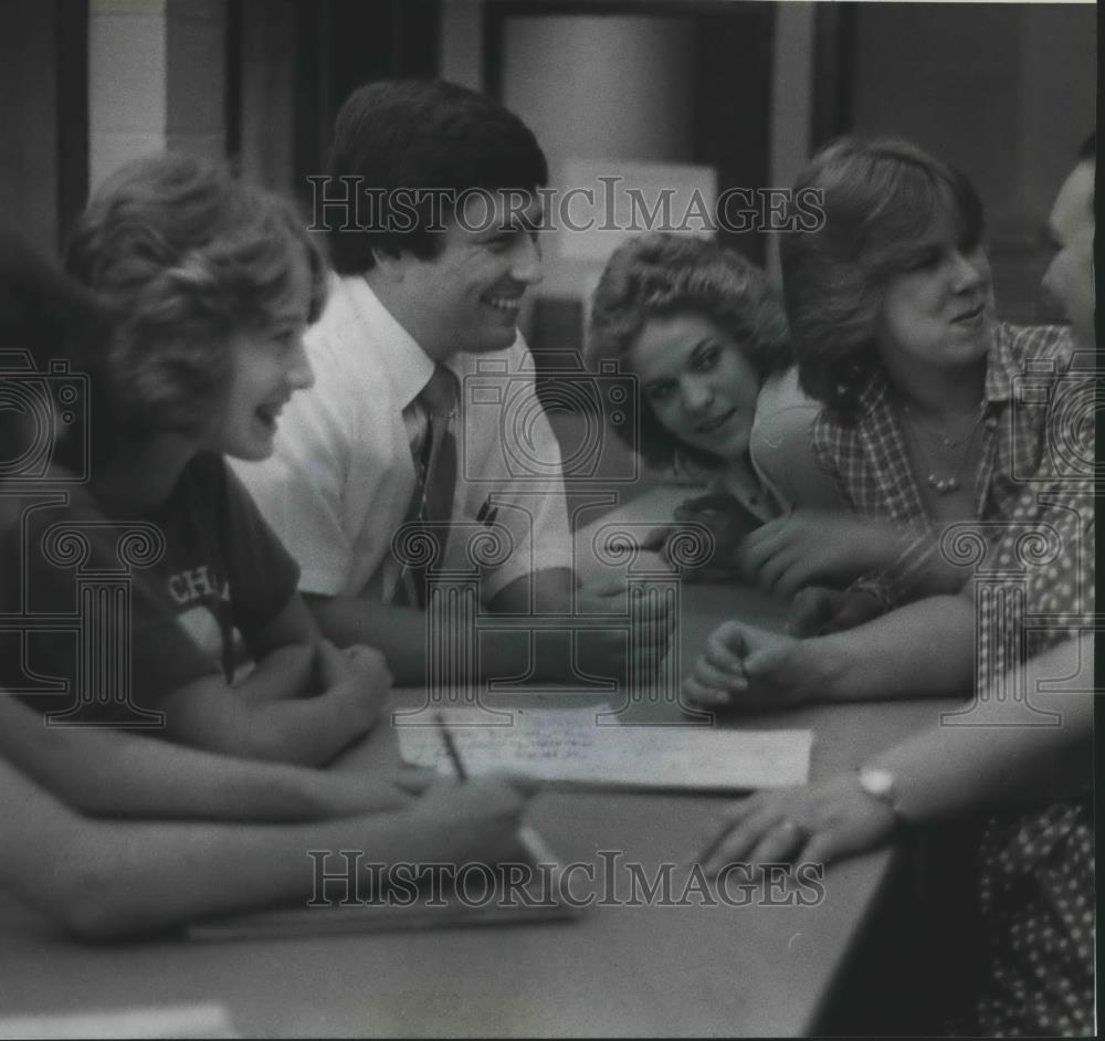 1980 Press Photo David Roberts, Educator, with Students - abna39895 - Historic Images
