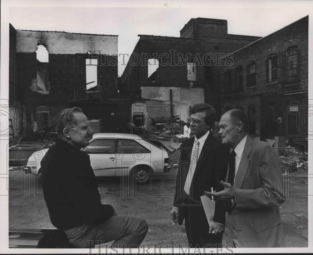 1986 Press Photo Group Talks in Middle of Berman Store Ruins, Alabama - Historic Images