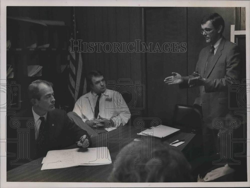 1990 Press Photo Commissioner Jim Gunter, Truman Crane listen, Mayor Jim Roberts - Historic Images