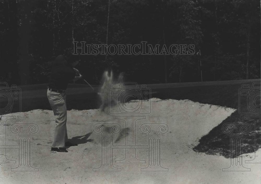 1976 Press Photo Project Manager Still Hunter shows his form, Golf at Riverchase - Historic Images