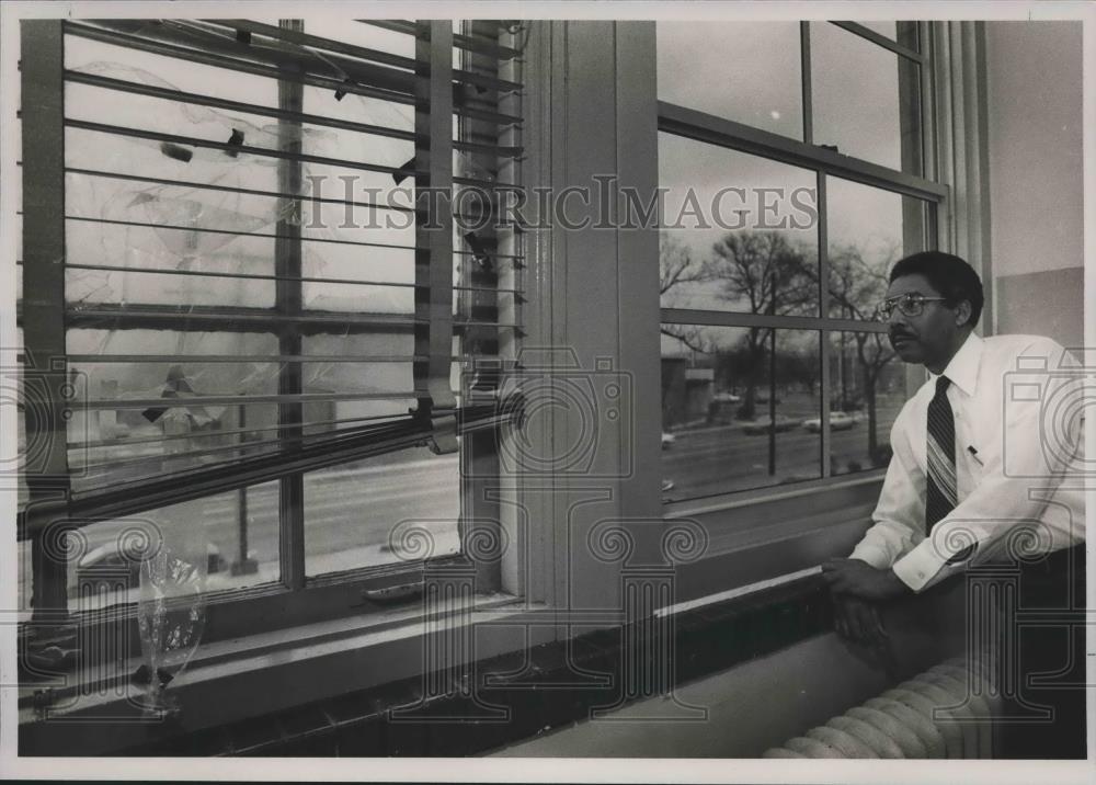 1988 Press Photo Phillips High School Principal Clarence Tolbert at window - Historic Images