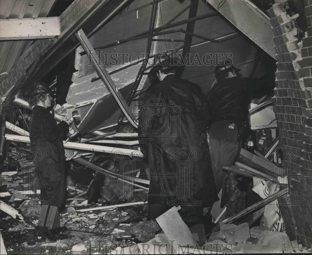 1983 Press Photo People inspect tornado damage in Oxford, Alabama - abna39974 - Historic Images