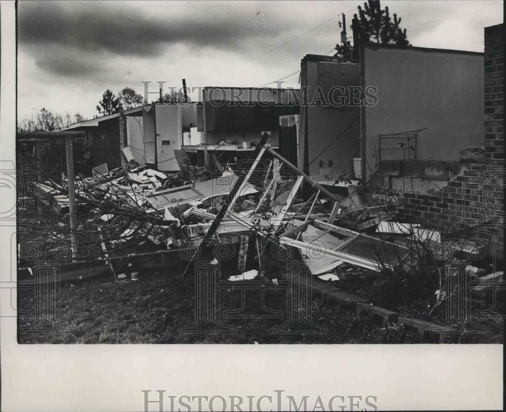 1983 Press Photo Tornado damage at Rangedale apartments in Selma, Alabama - Historic Images