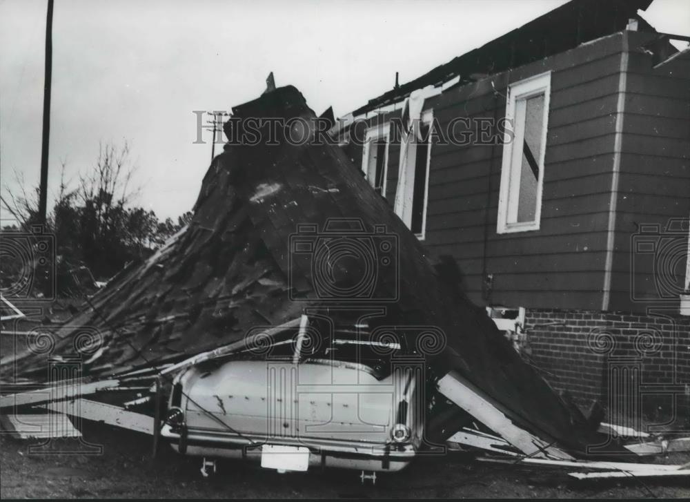 1980 Press Photo Tornado damage on home and car in Opelika, Alabama - abna39978 - Historic Images