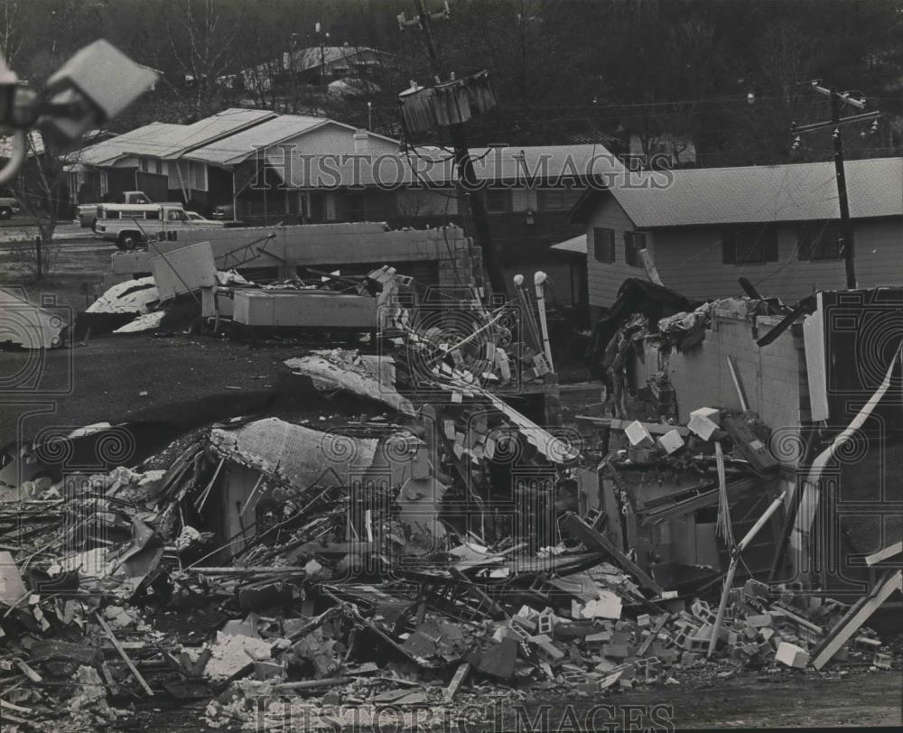 1983 Press Photo Tornado damage of homes in Oxford, Alabama. - abna39980 - Historic Images