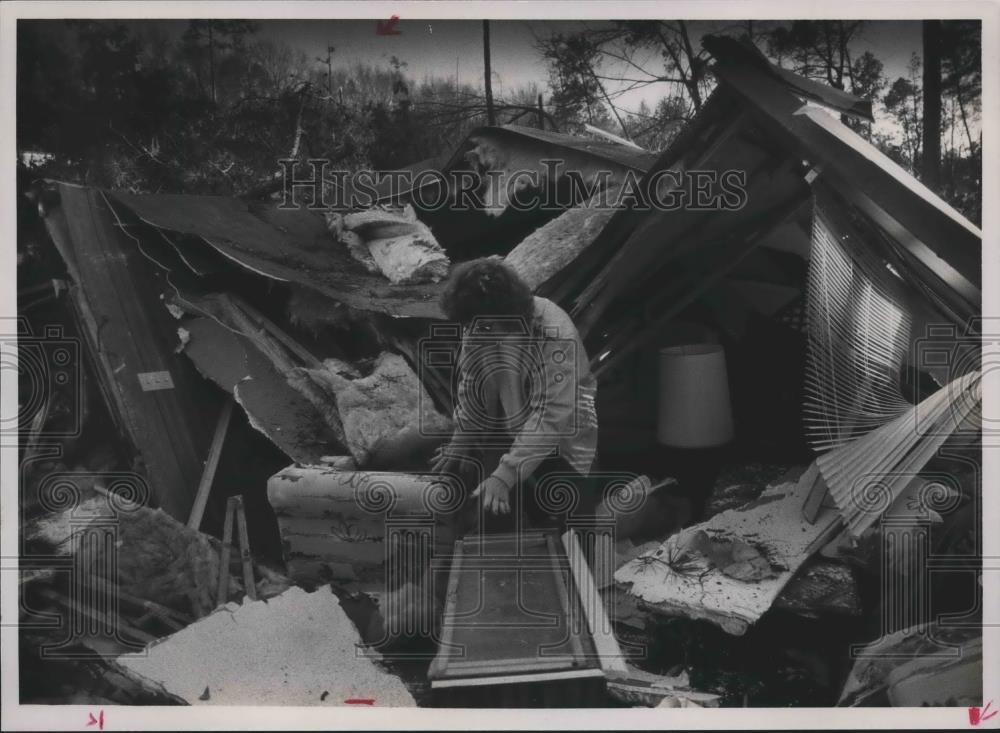 1990 Press Photo Peggy Genry looks through her home damaged by tornado in Pelham - Historic Images