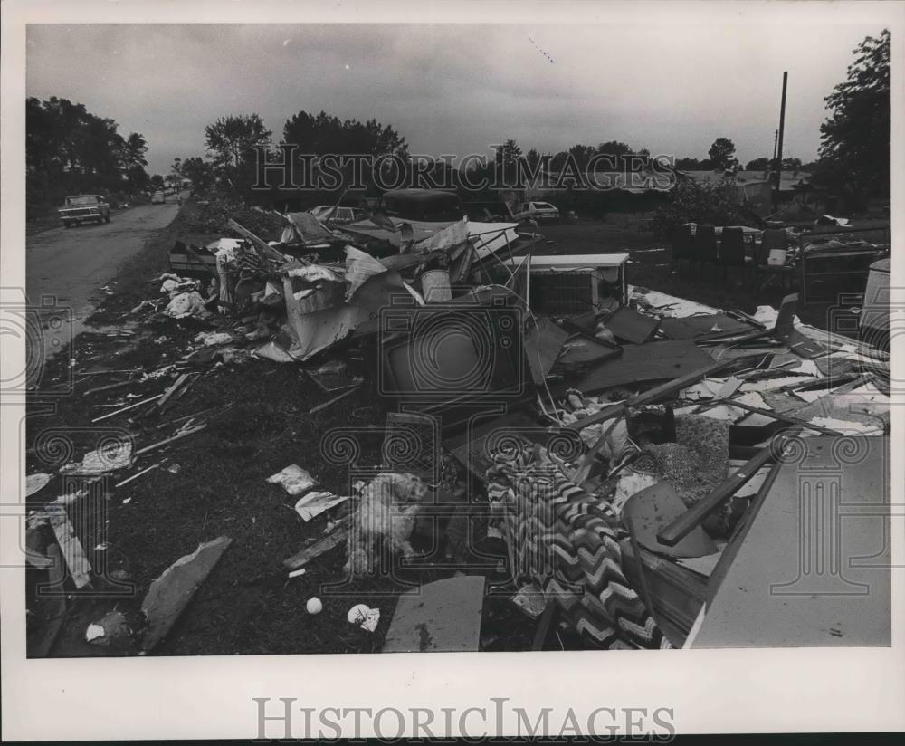 1985 Press Photo Tornado aftermath in Goldridge mobile home park, Alabama - Historic Images