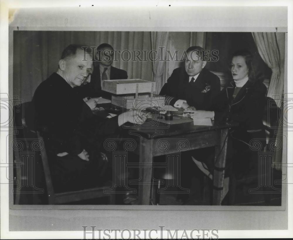 1980 Press Photo Post-sentencing interrogation of German Admiral Karl Doenitz - Historic Images