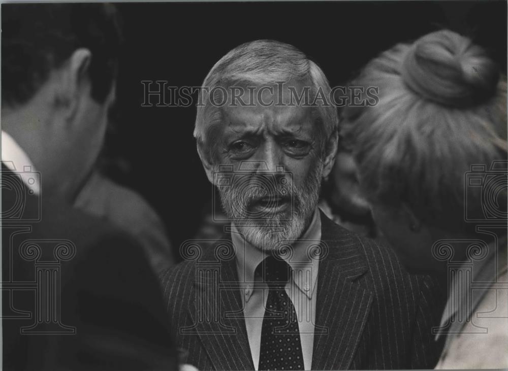 1983 Press Photo Frank P. Samford Jr. talks with securities dealers, Alabama - Historic Images