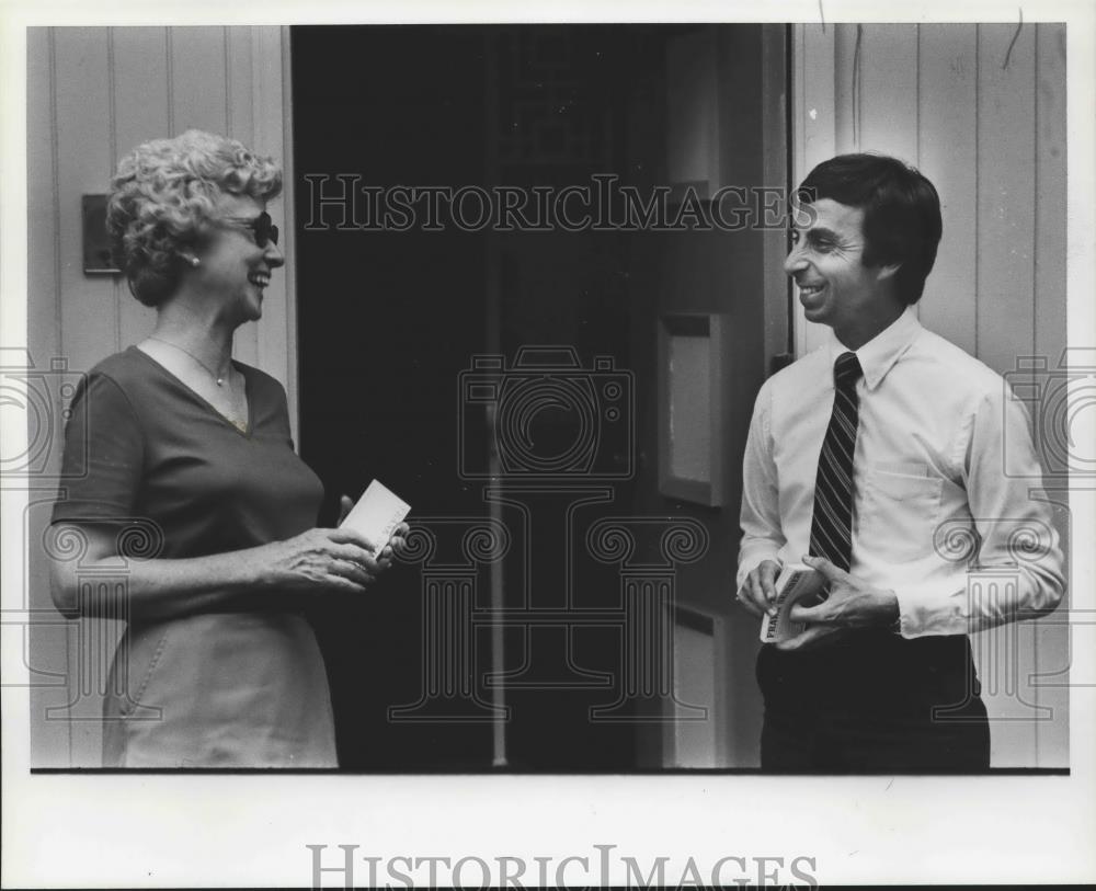 1980 Press Photo Hoover mayor Frank Skinner talks to woman - abna40001 - Historic Images