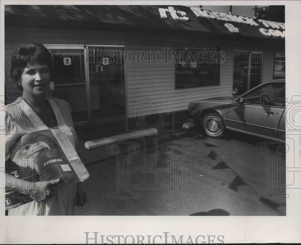 1988 Press Photo Barbara Perry at New Postal Center, Roebuck-Huffman, Birmingham - Historic Images