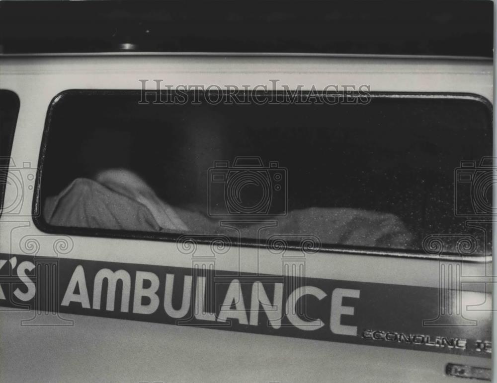 1977 Press Photo Looking inside window of ambulance in Jefferson County, Alabama - Historic Images