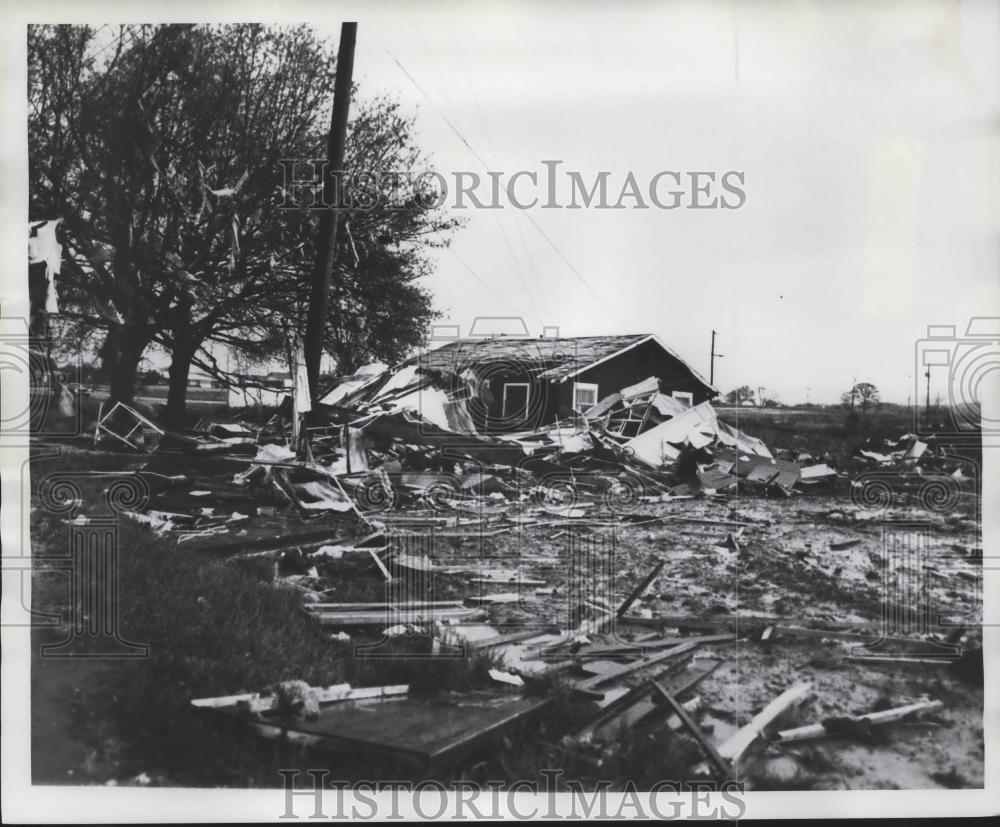 1977 Press Photo damage by Tornado in Jefferson County, Alabama - abna40078 - Historic Images