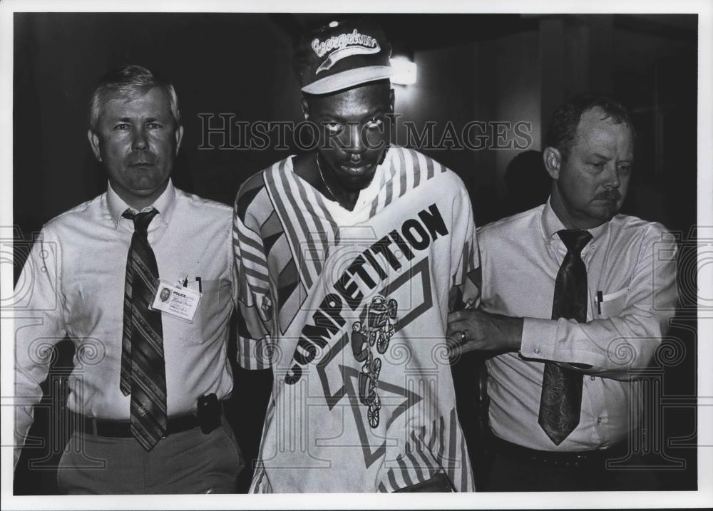 1991 Press Photo Willie B. Smith, murder suspect, with police officers, Alabama - Historic Images