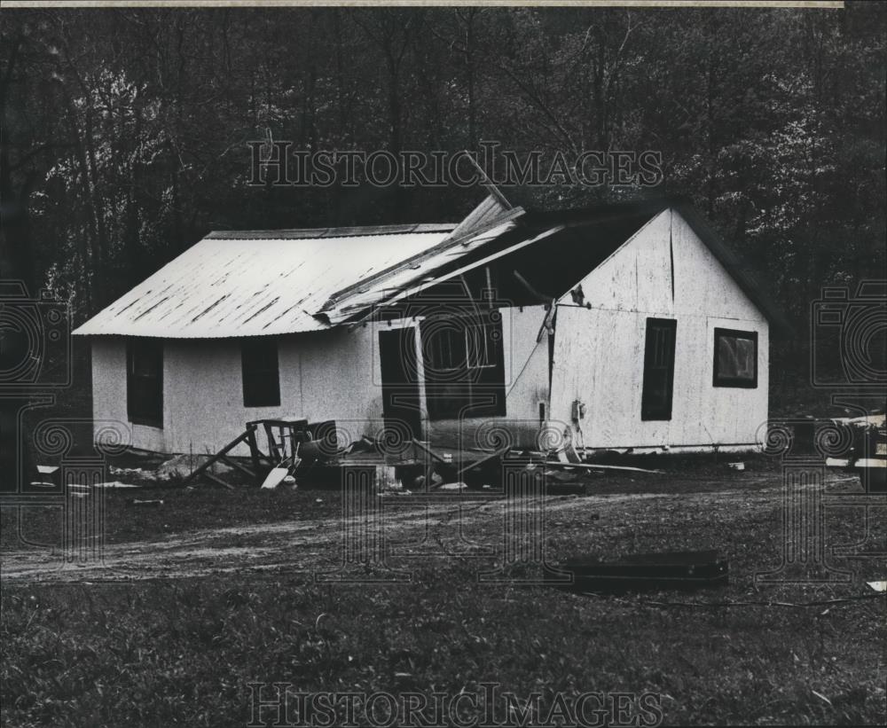 1977 Press Photo Blue Springs home damaged by tornado, Alabama - abna40109 - Historic Images