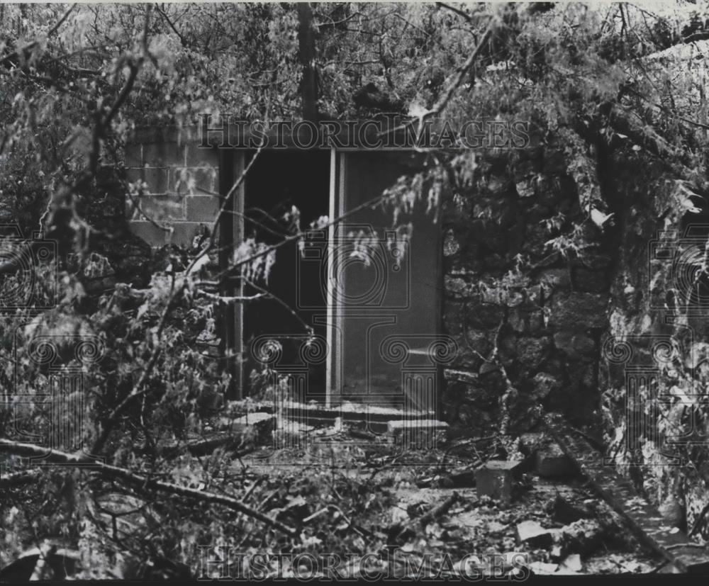 1977 Press Photo Storm shelter in St. Clair where woman was killed, Alabama - Historic Images